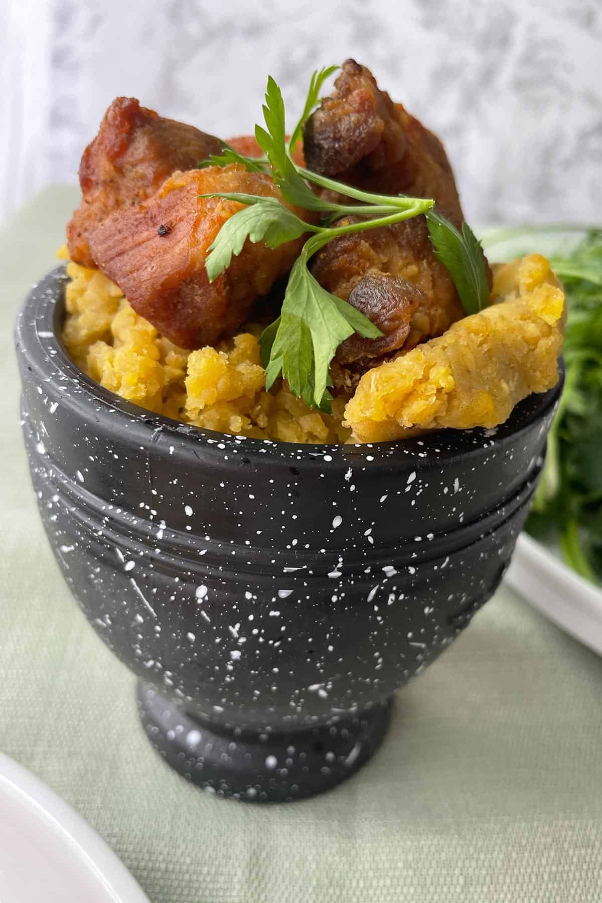 mofongo puertorriqueño con carne frita.