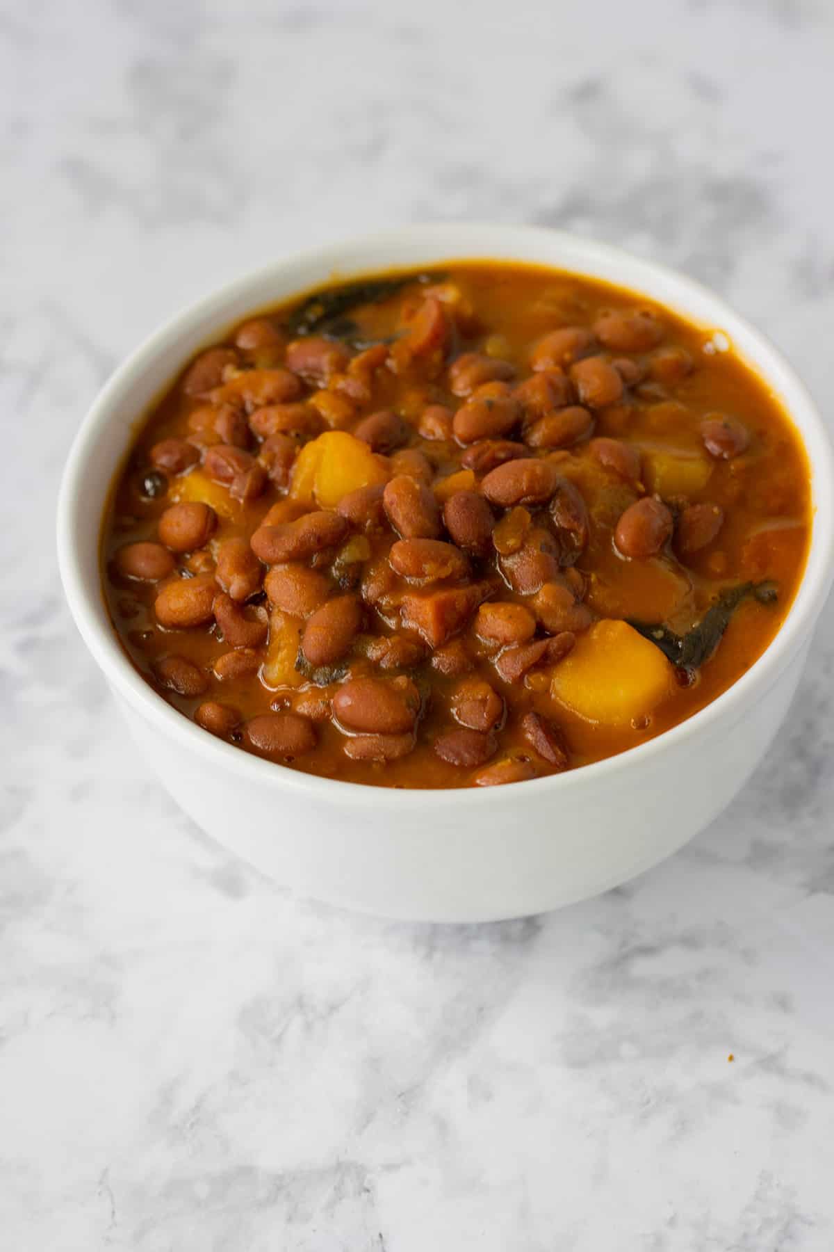 un plato lleno de habichuelas guisadas.