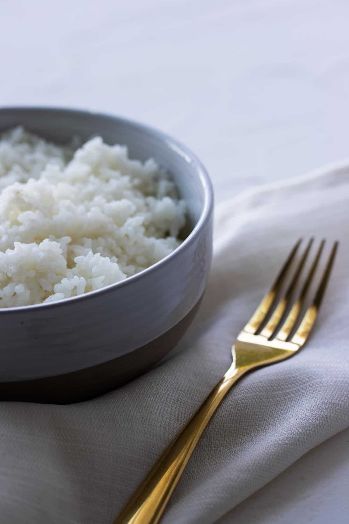 https://foodmetamorphosis.com/wp-content/uploads/2022/08/white-rice-and-golden-fork.jpg