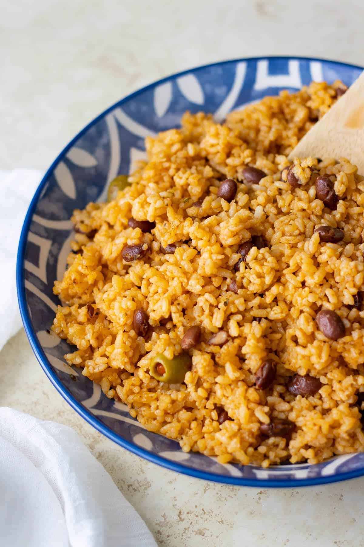 imagen cercana de un plato azul lleno de arroz con habichuelas.