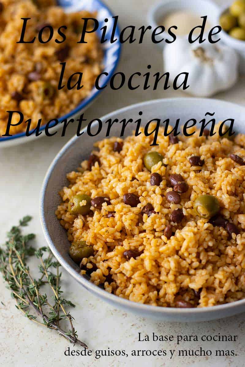 2 platos con arroz y habochuela y sobre un texto que dice los pilares de la cocina puertorriqueña.
