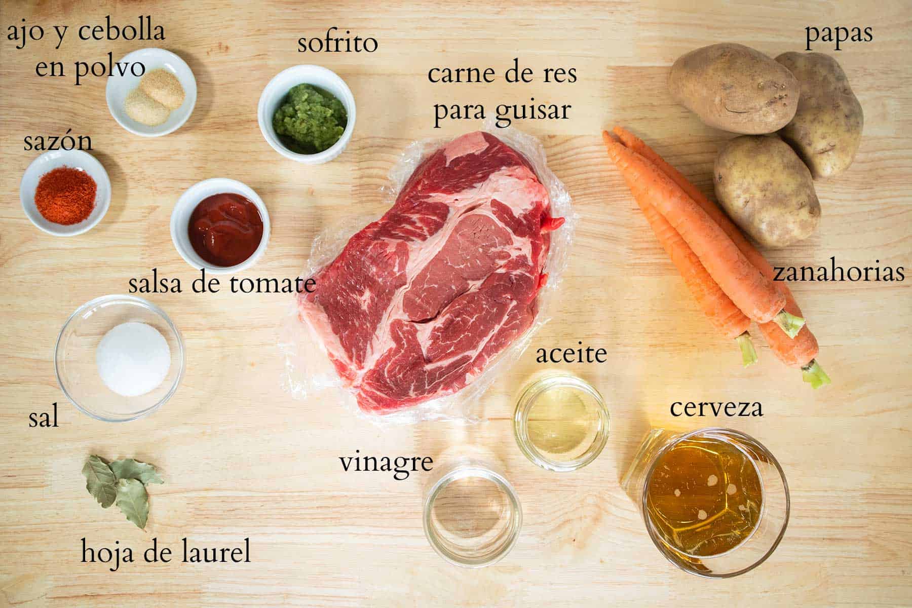 ingredientes para hacer carne guisada al estilo puertorriqueño.