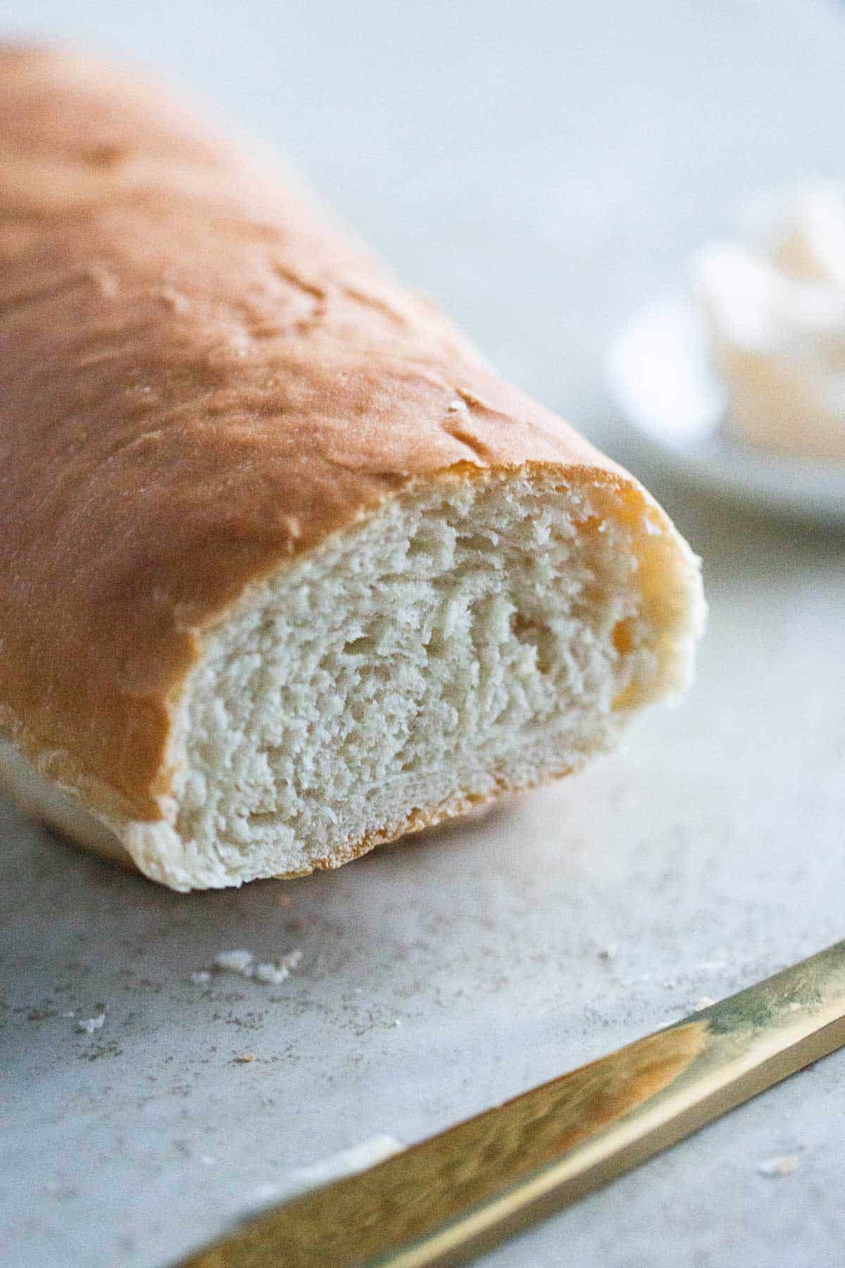 un pedazon de pan de manteca picado.