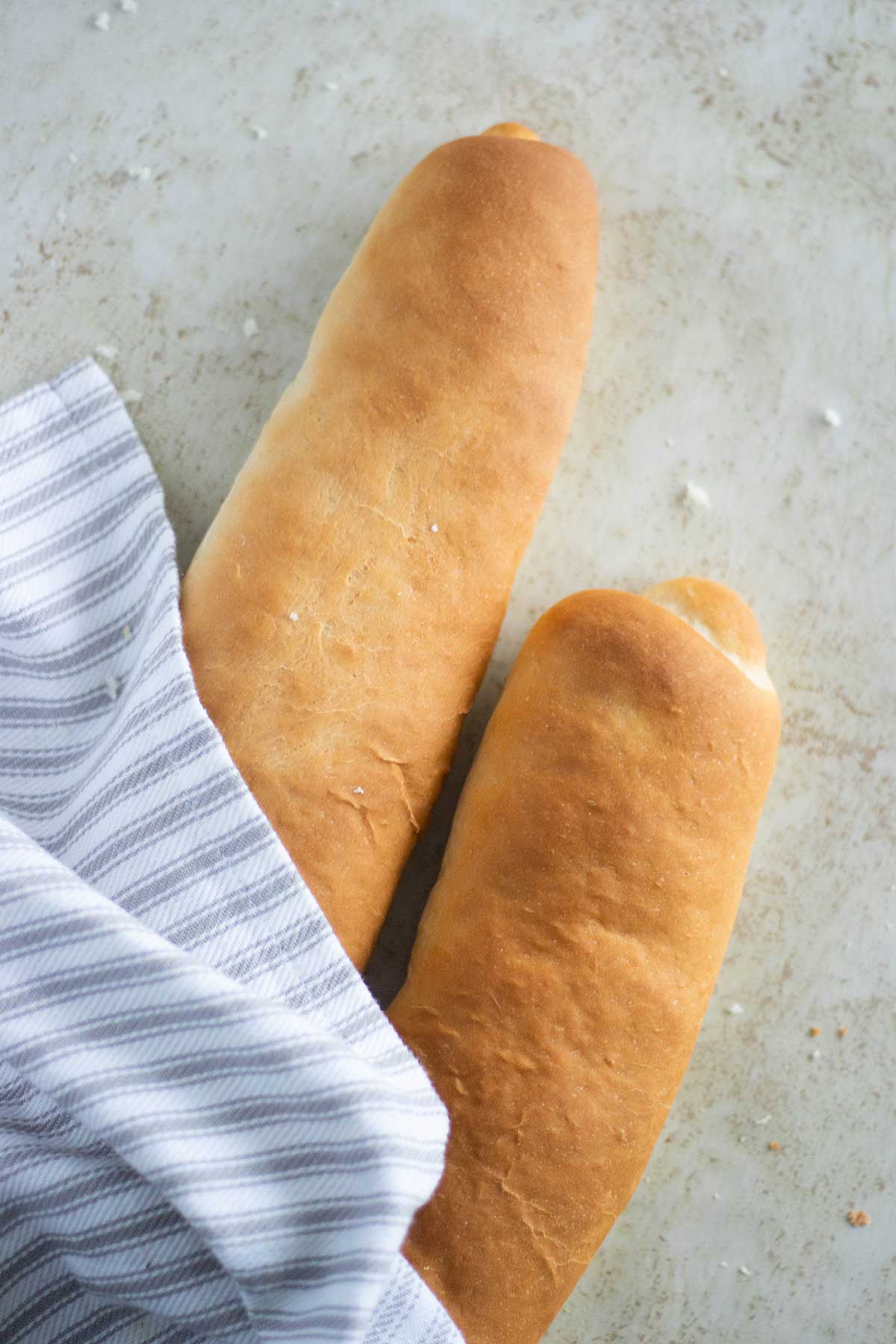 2 bollos de pan sobao cubiertos con un mantel.