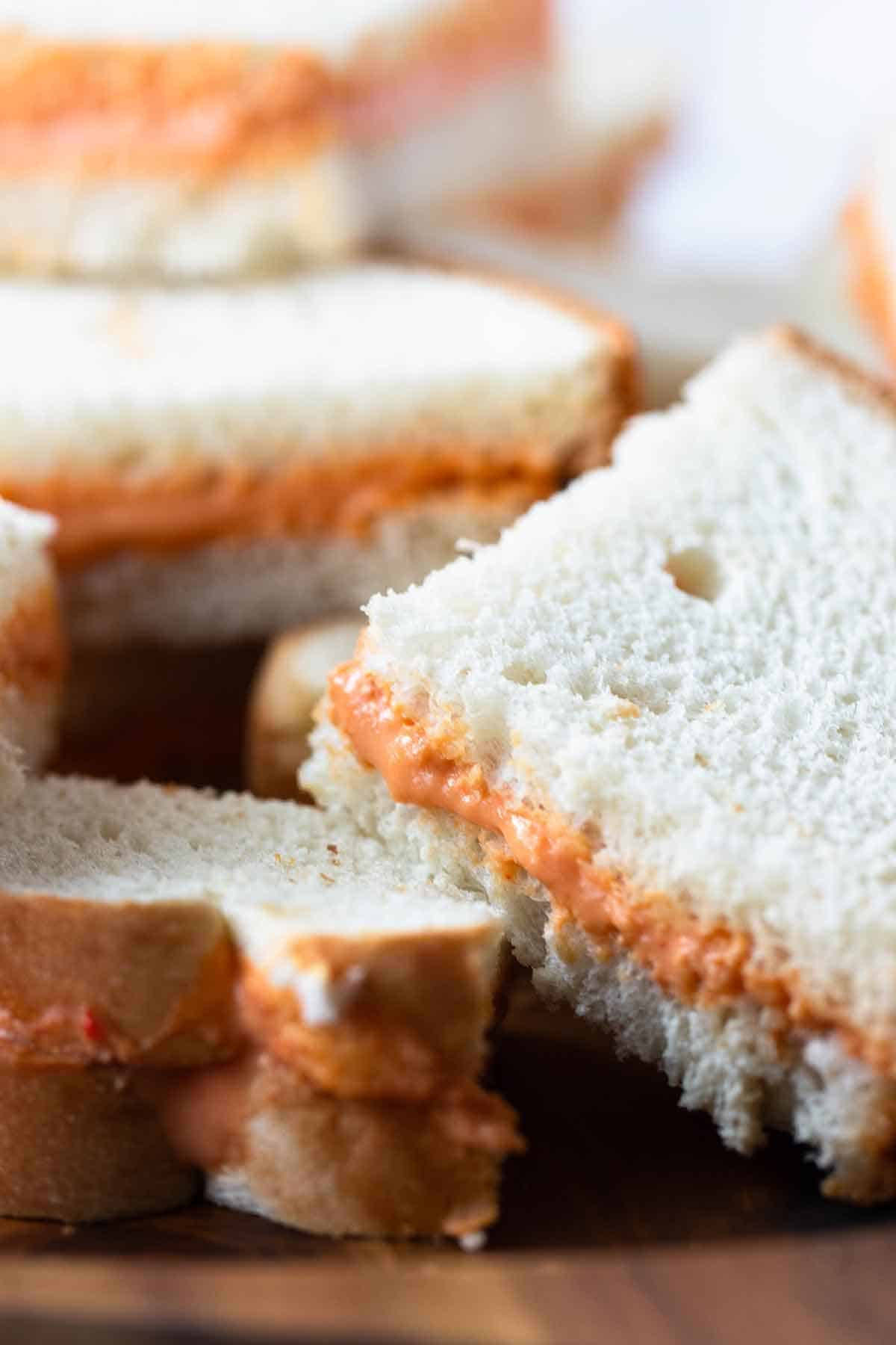 close up views of sandwiches de mezcla.