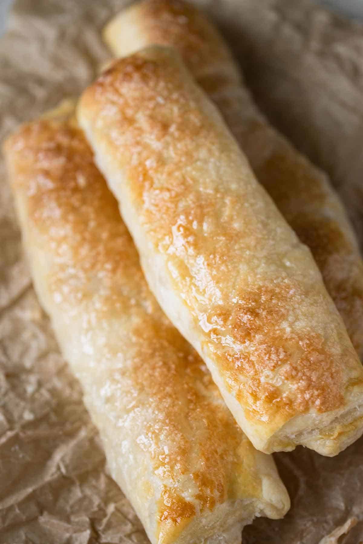 3 quesitos over a brown parchment paper.