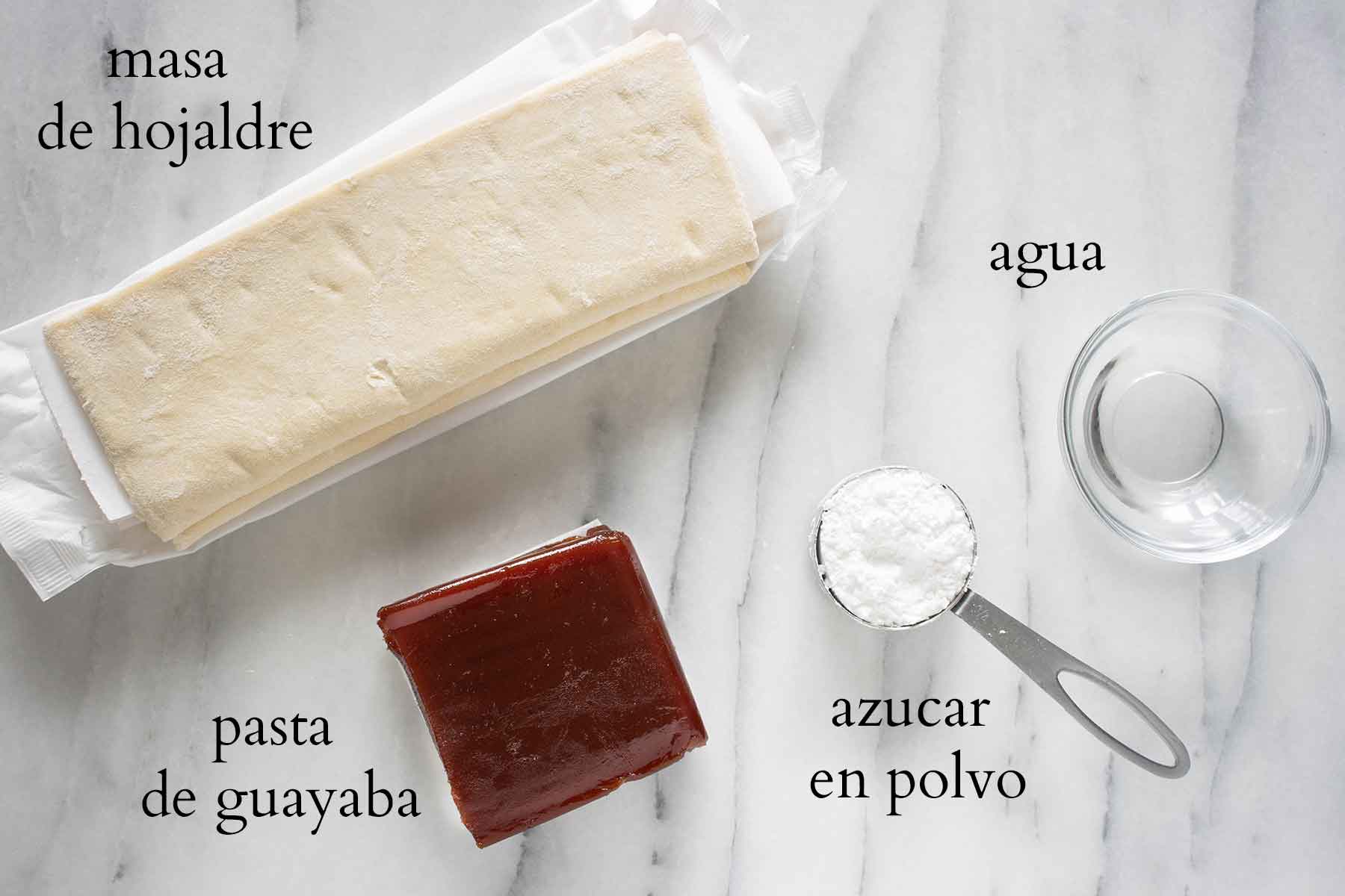todos los ingredientes necesarios para hacer pastelillos de guayaba.