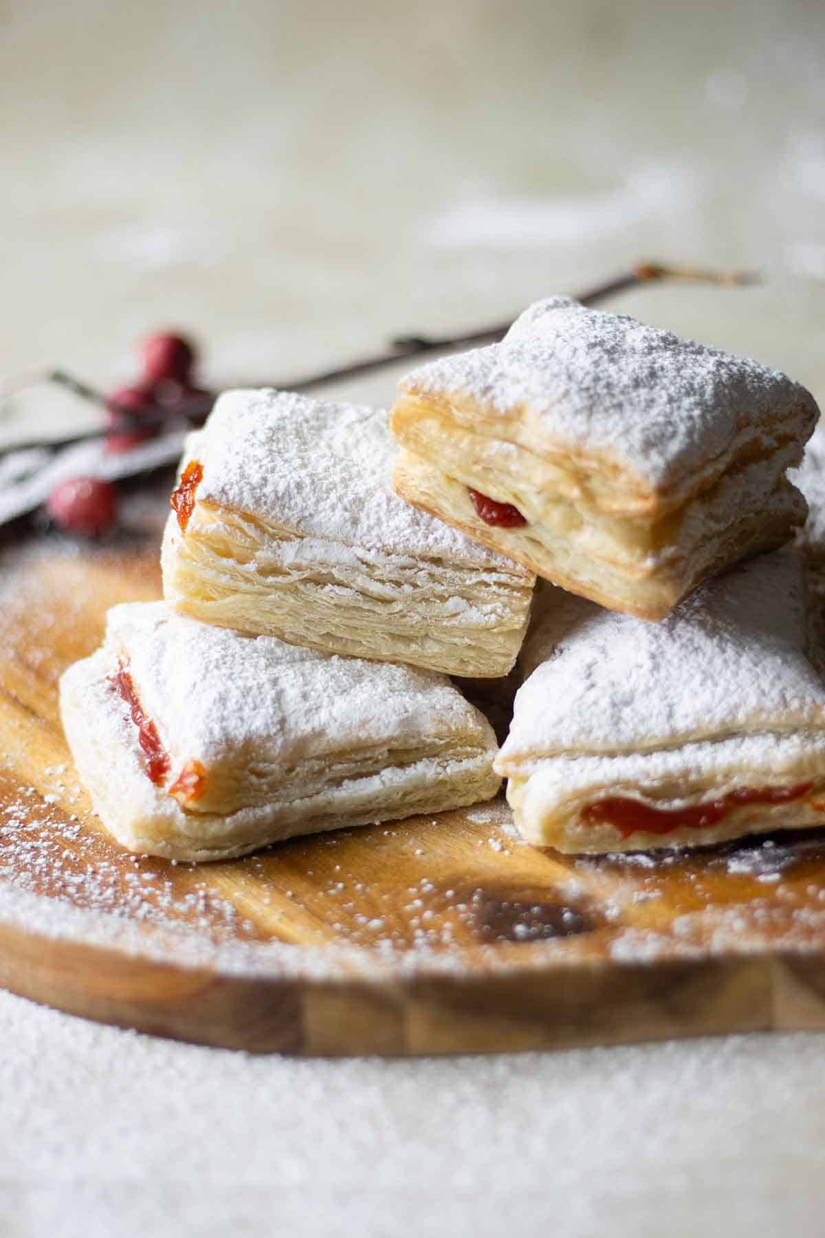 un plato de madera con pastelillos de guayaba.