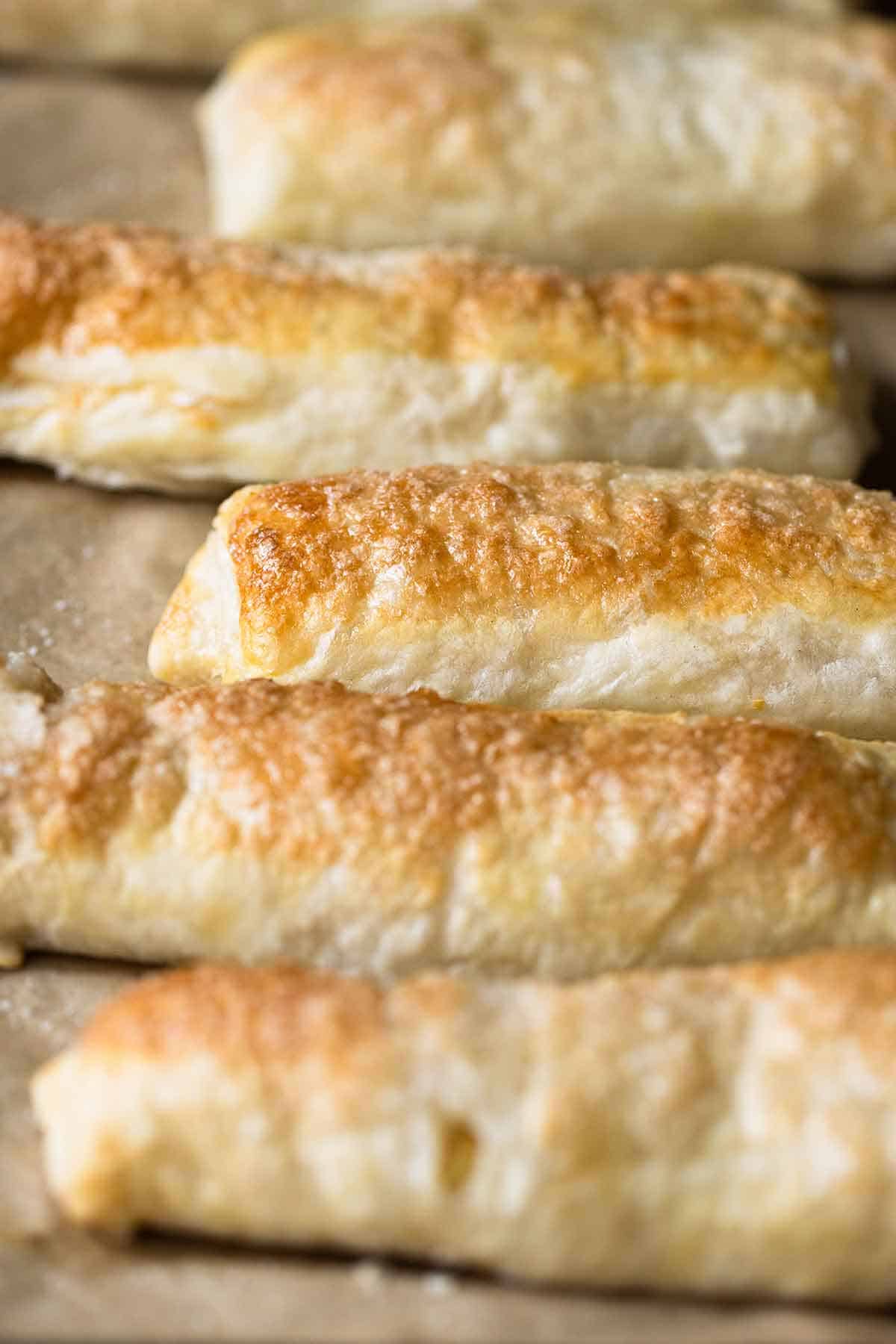 6 quesitos on a tray.