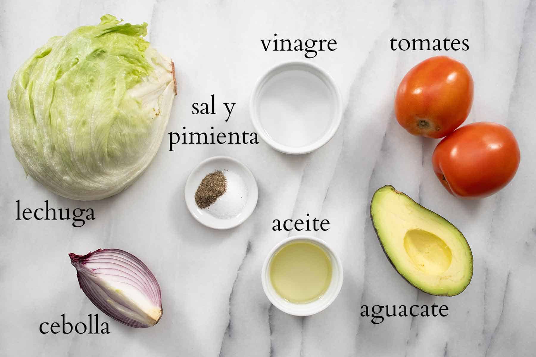 todos los ingredientes necesarios para hacer una ensalada verde.