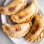 a plate full of empanadillas de pizza.