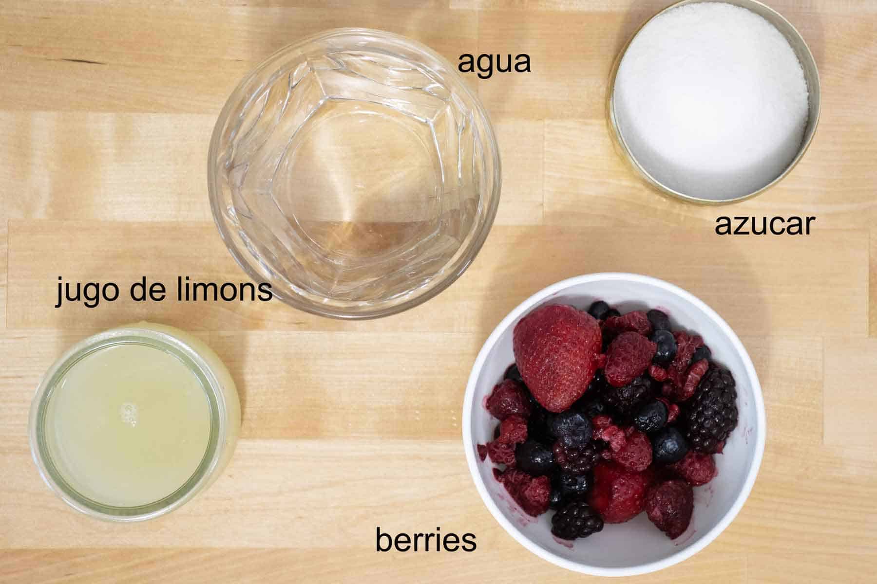 todos los ingredientes necesarios para hacer una limonada de berries.