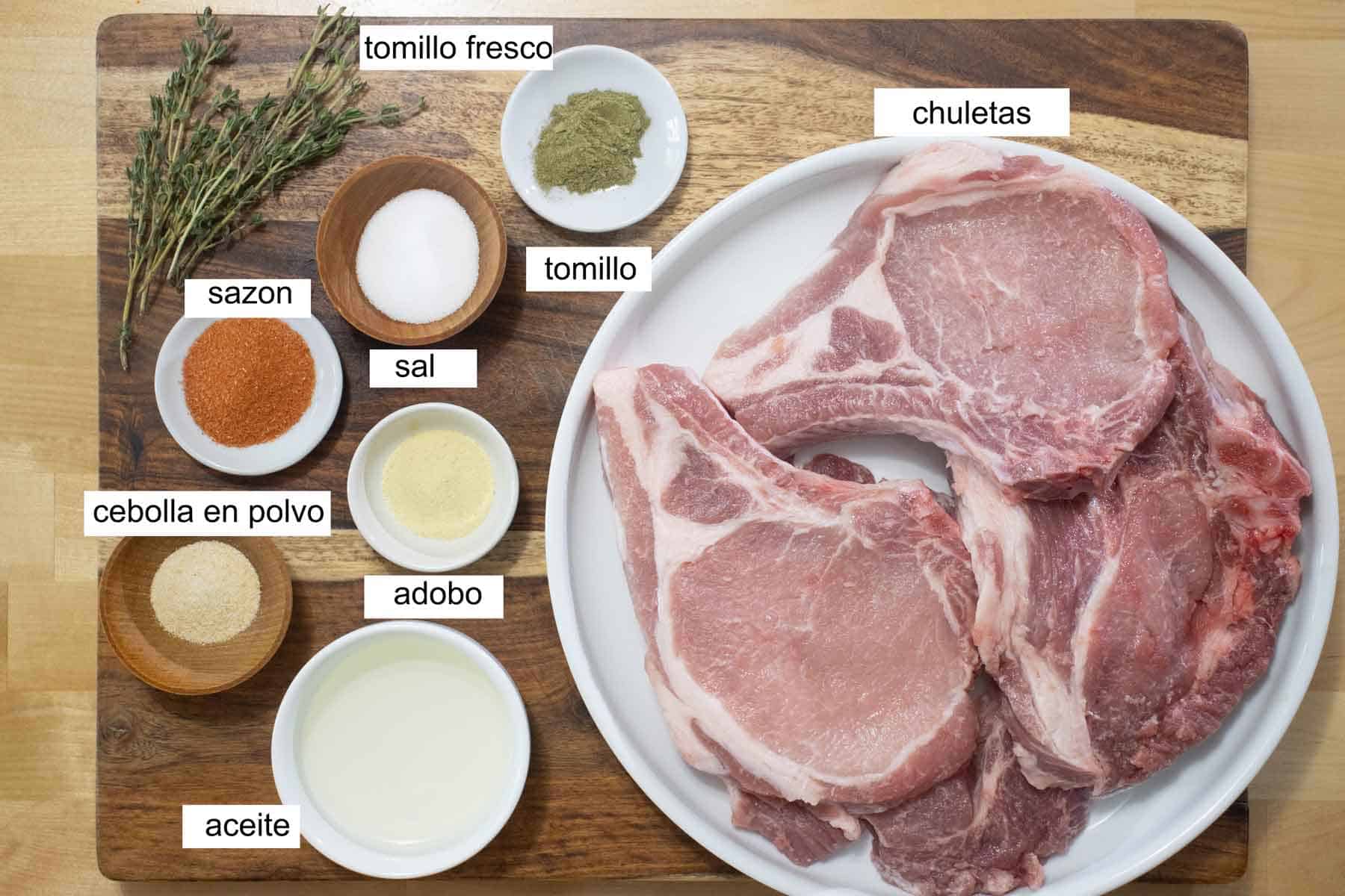 todos los ingredientes necesarios para hacer chuleta al horno.