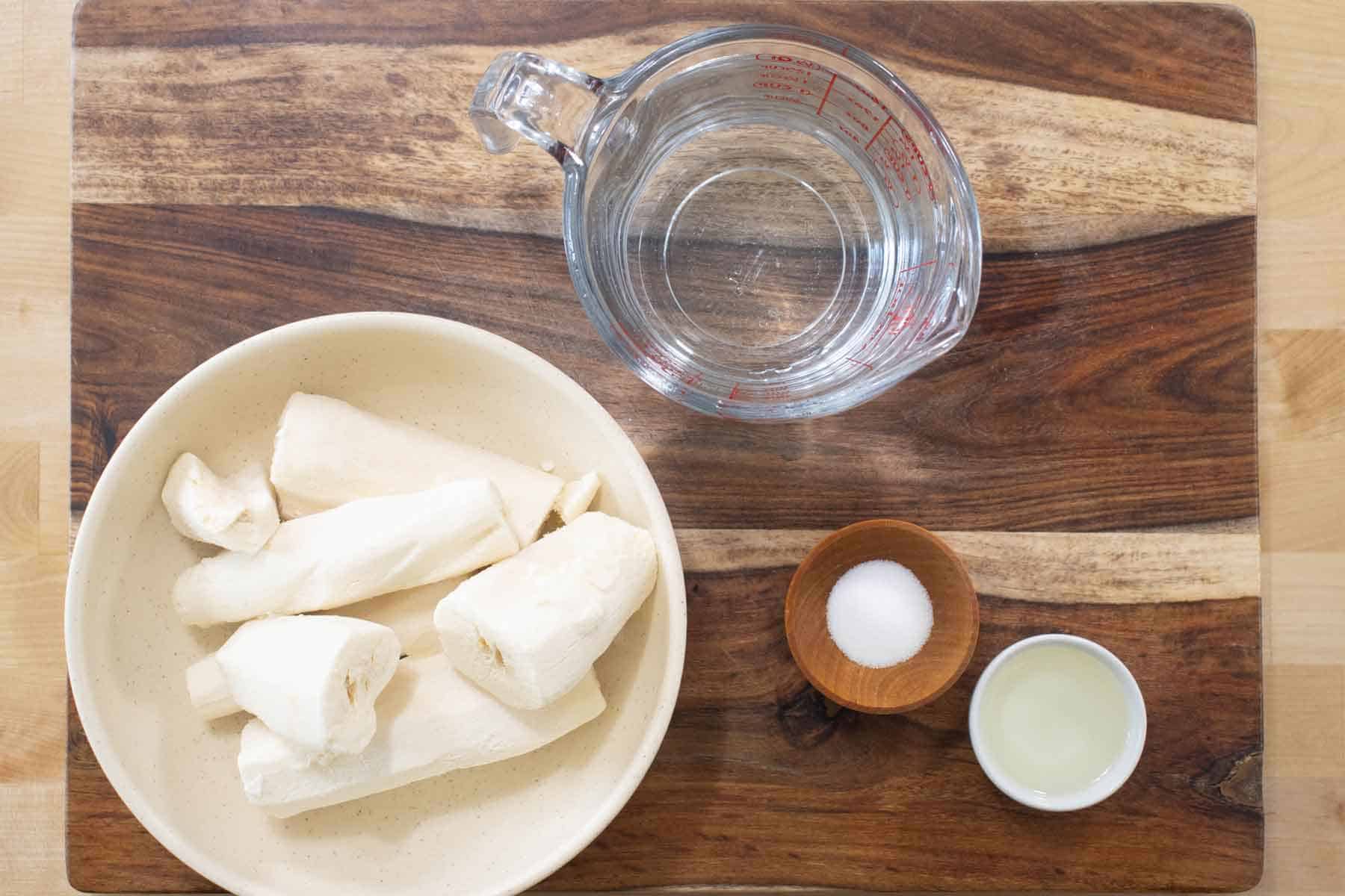 todos los ingredientes necesarios para hacer unas tortillas de yuca.