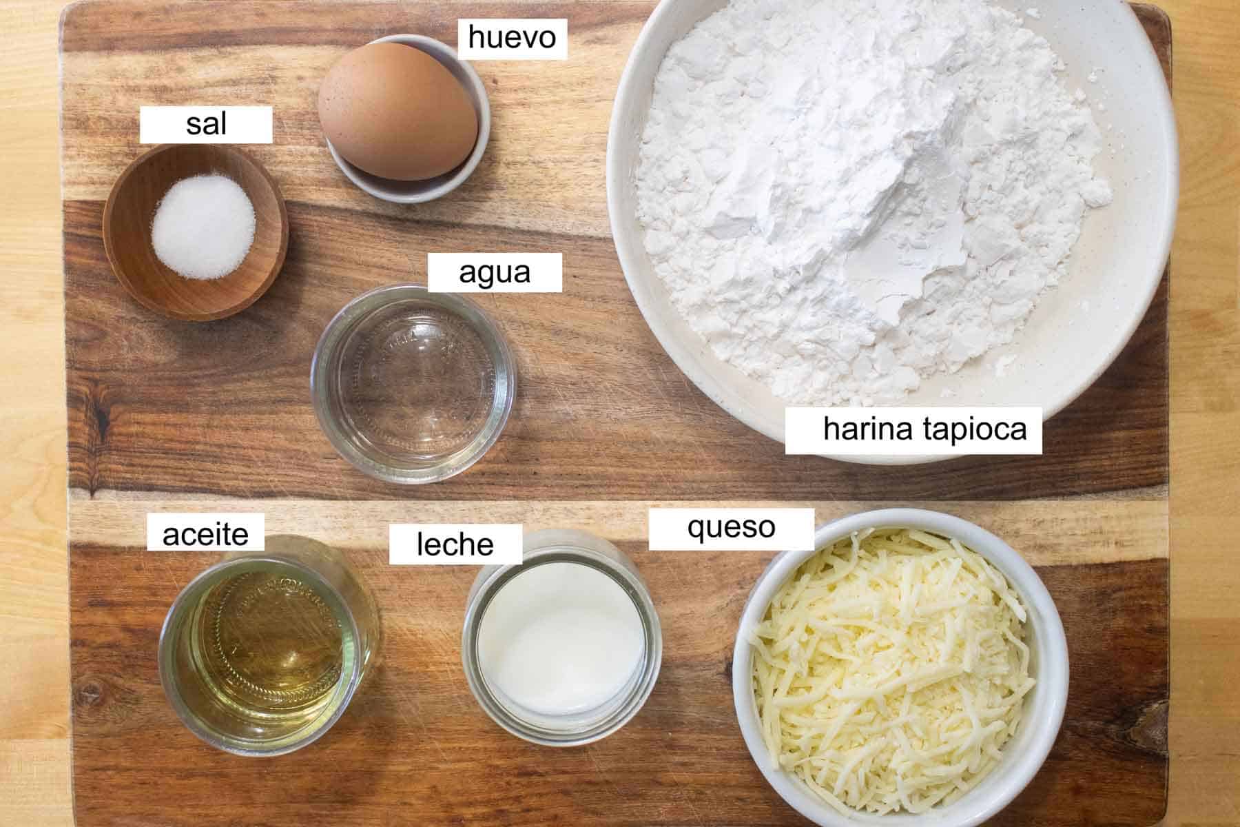 todos los ingredientes necesarios para hacer un pao de queijo o pan de queso de brazil.