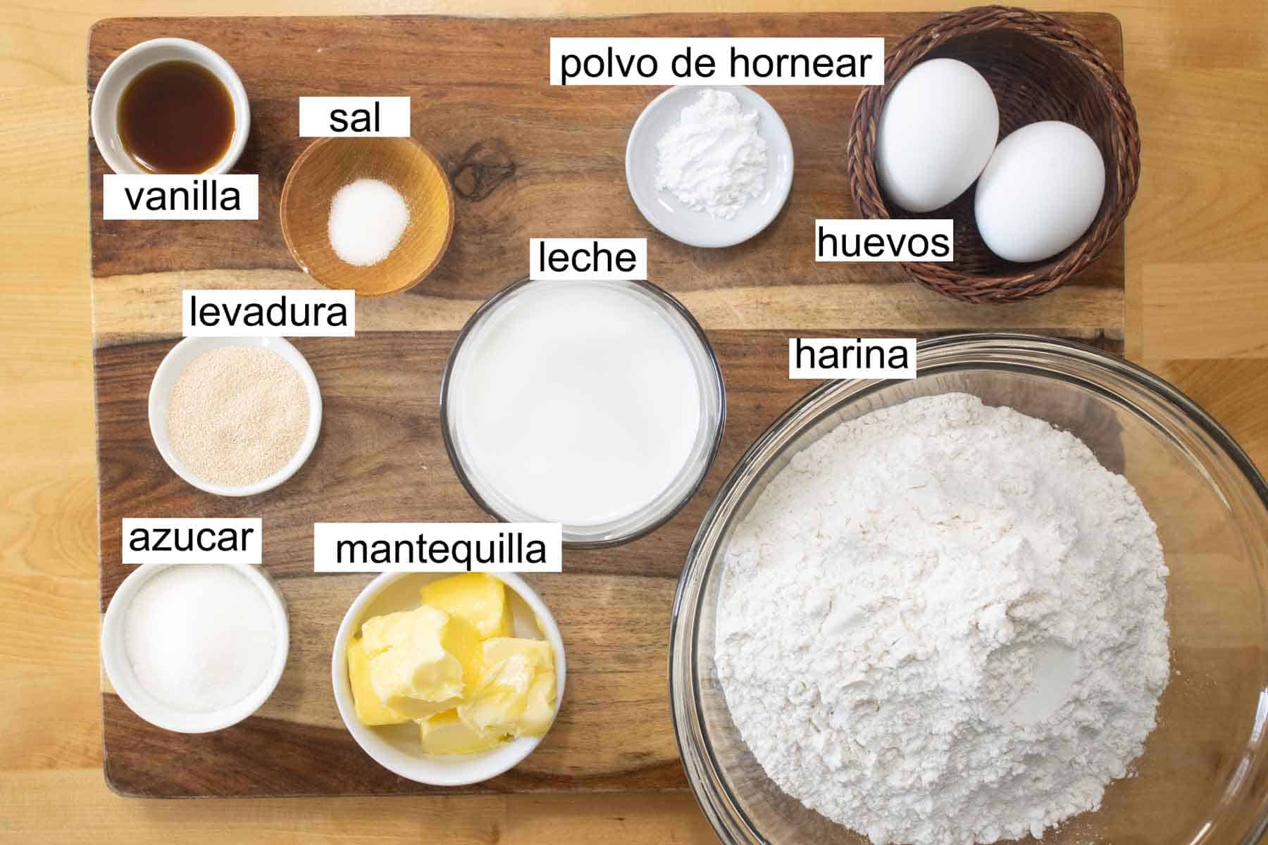 todos los ingredientes necesarios para hacer unas donas de azucar.