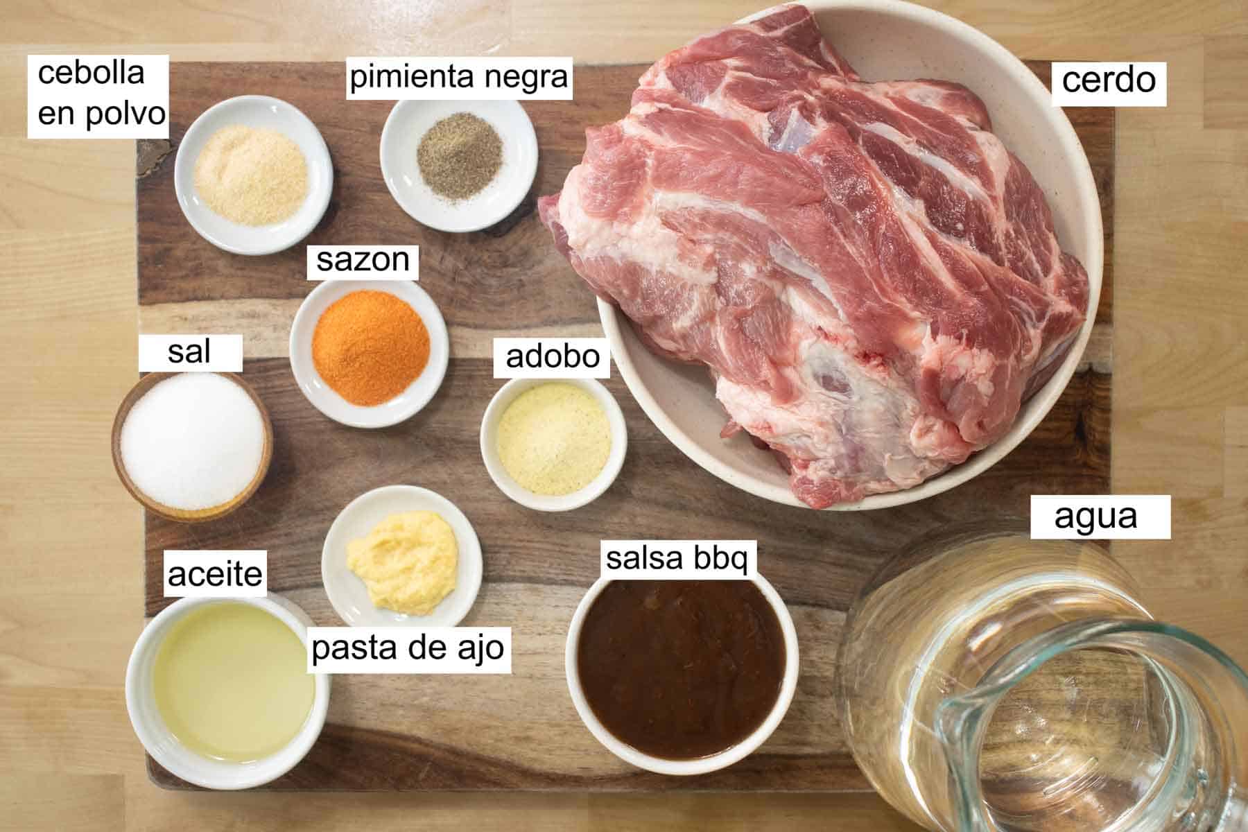 todos los ingredientes necesarios para hacer pinchos de cerdo.