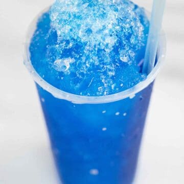 A cup of a blueberry piragua de pitufo.
