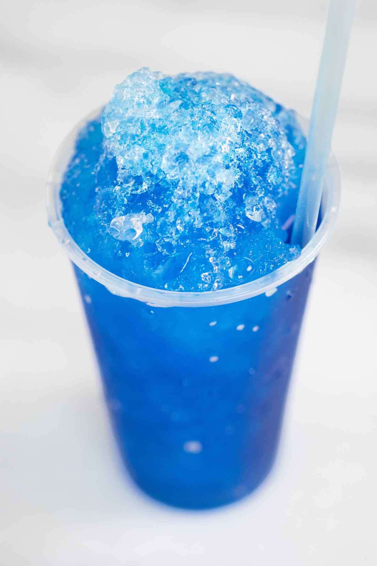 A cup of a blueberry piragua de pitufo.