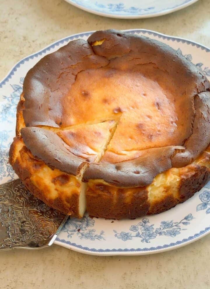A torta vasca cheesecake with a cut slice.